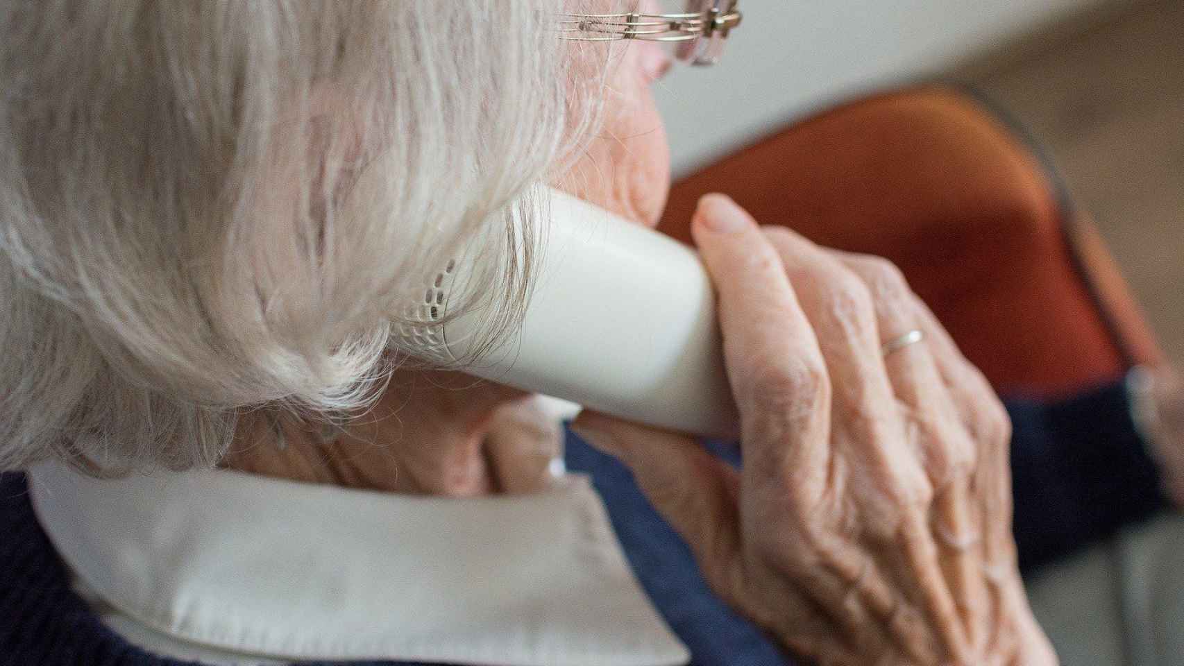 Una anciana habla por teléfono / CG