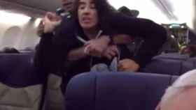 La mujer es expulsada por los agentes de seguridad del avión