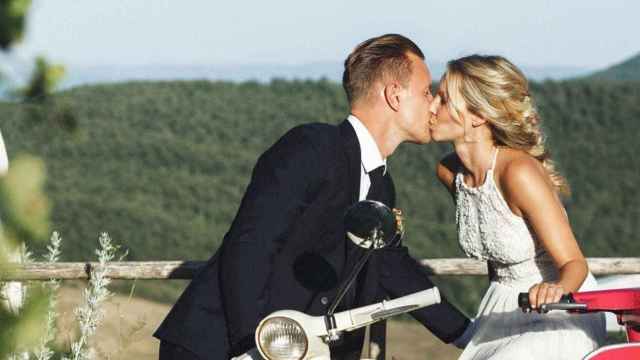 Ter Stegen besa a Daniela Jehlé en su llegada a la iglesia