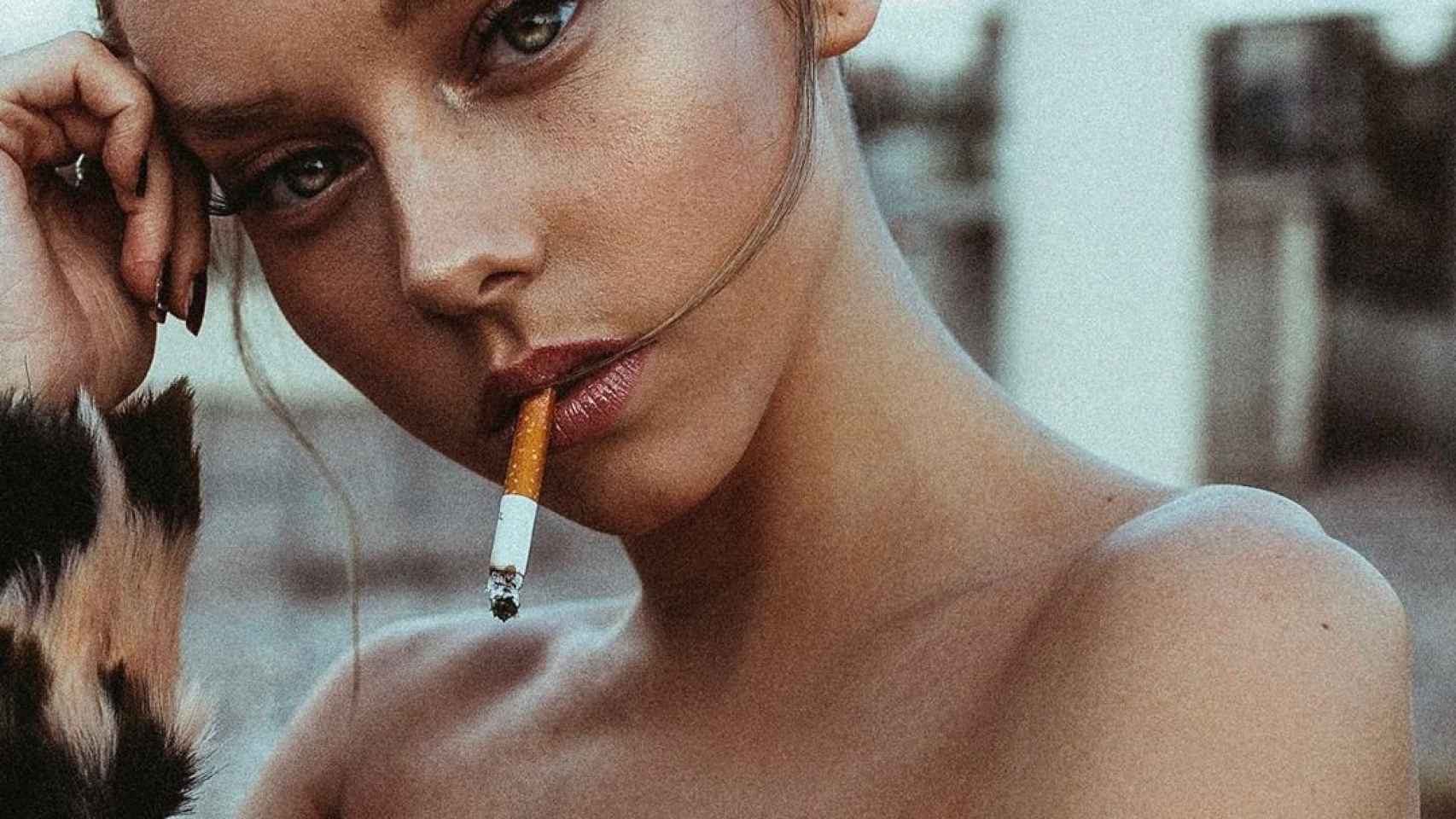 Ester Expósito fumando un cigarro