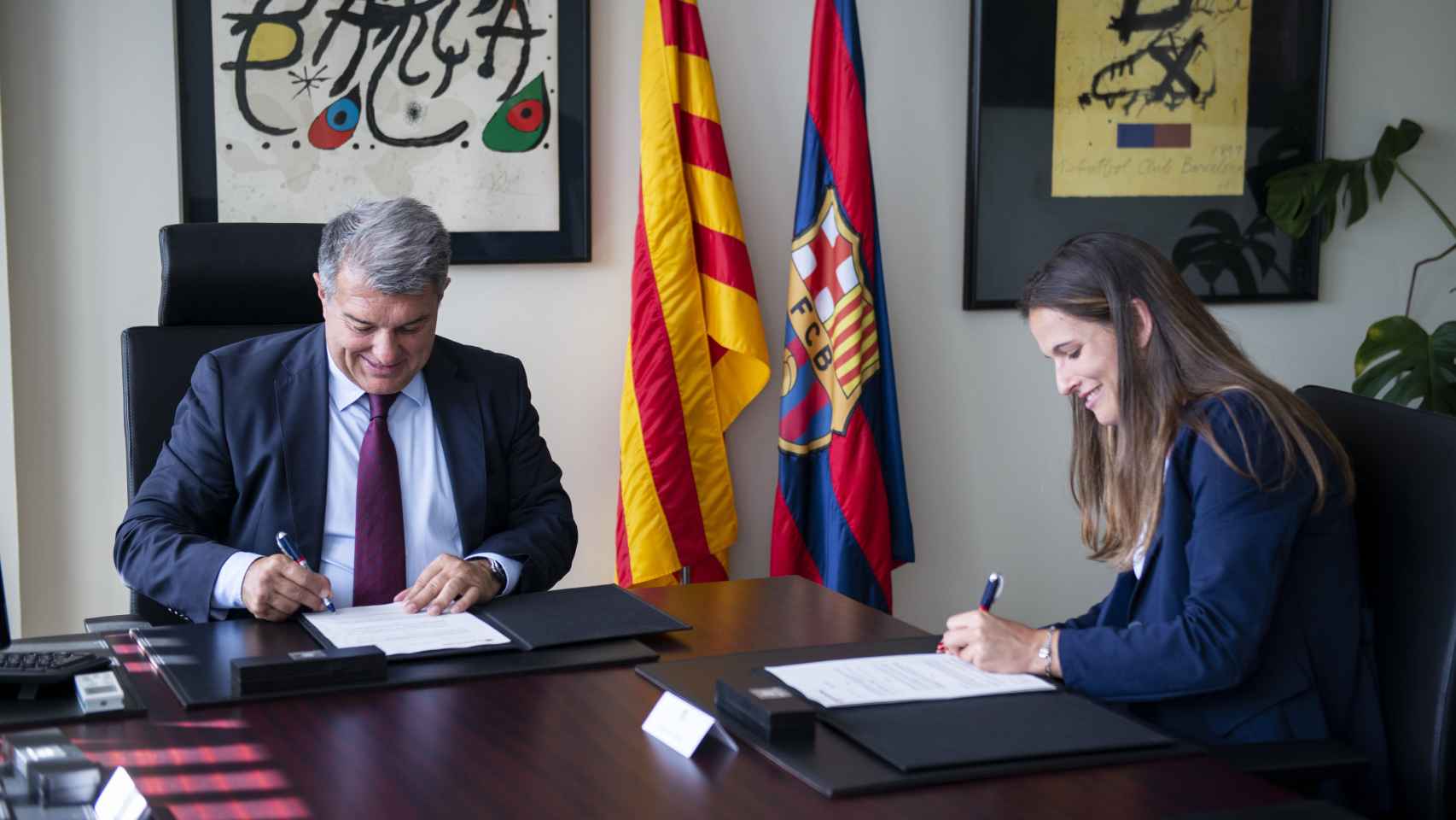 Joan Laporta y Laia Codina, firmando el nuevo contrato hasta 2024 / FCB