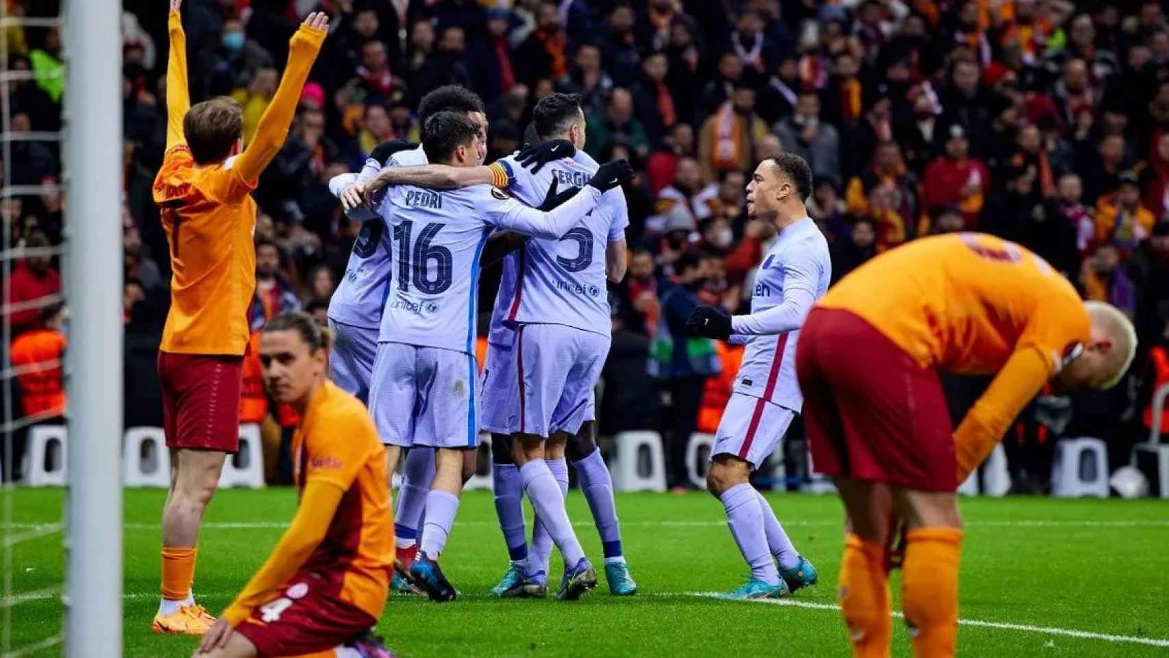 El abrazo grupal del Barça, después de ganar en casa del Galatasaray en la Europa League / FCB