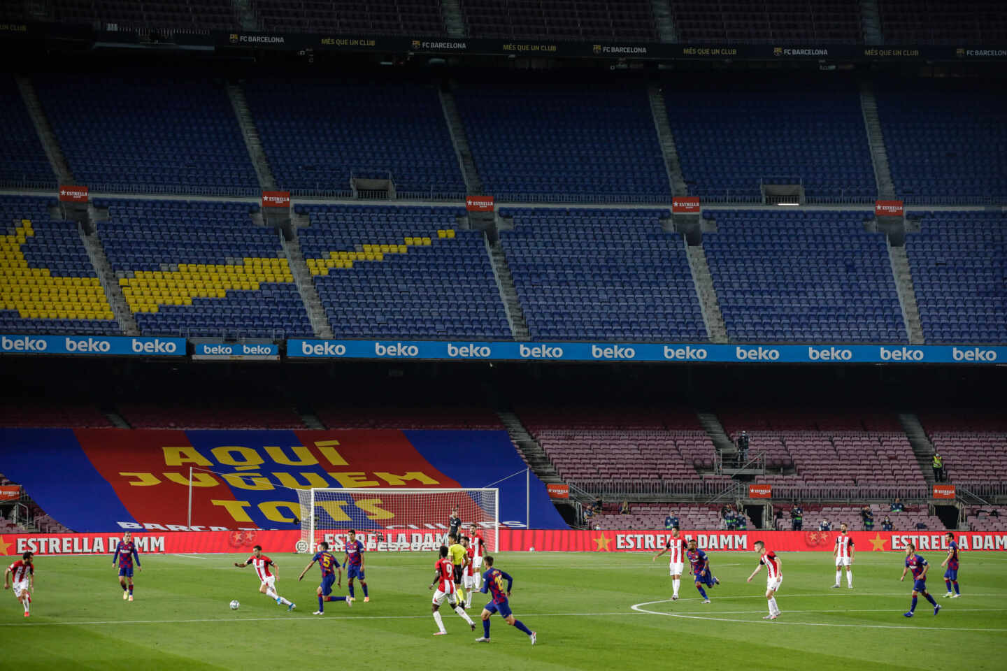 El Camp Nou sin público durante un partido del Barça / EFE