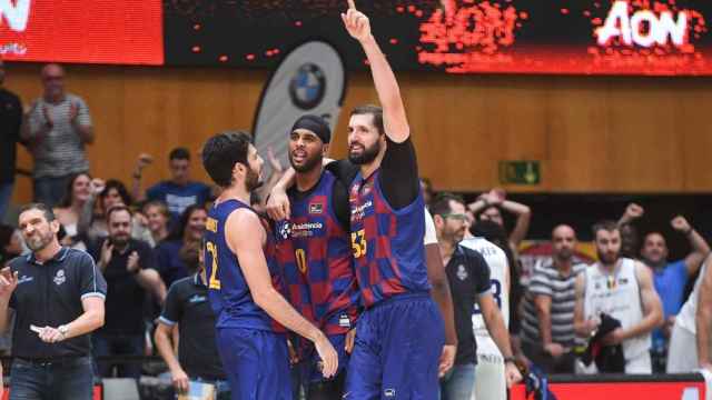 Niko Mirotic, Alex Abrines,  y Brandon Davies celebrando una victoria / FC Barcelona