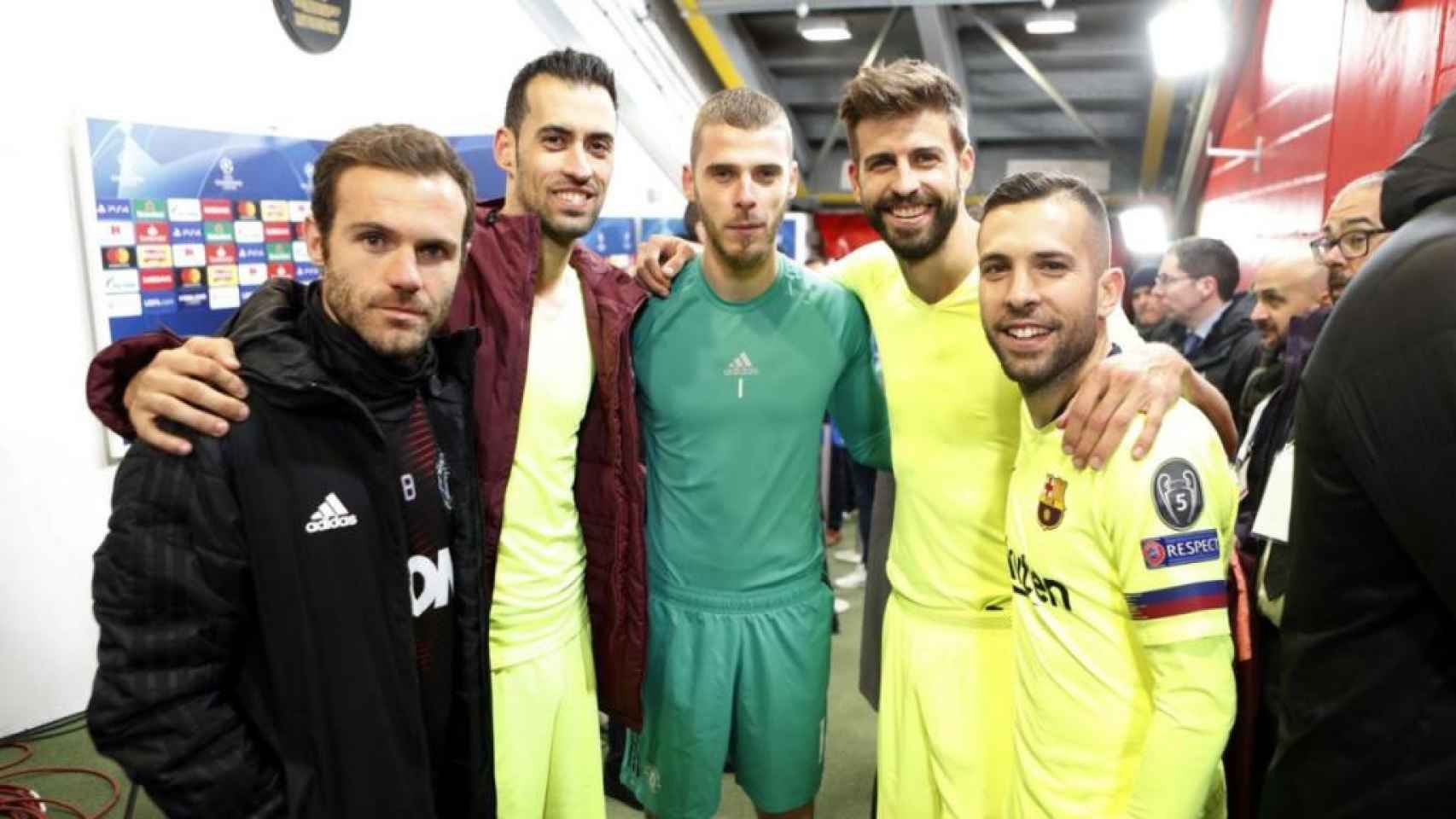 Mata, Busquets, De Gea, Piqué y Jordi Alba tras el Manchester United - Barça / Twitter