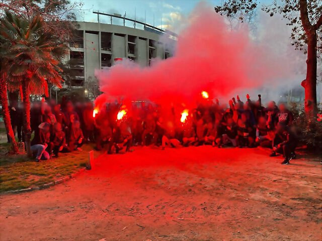 Radicales del Barça encienden bengalas antes del partido con el Galatasaray / REDES