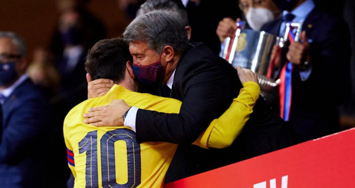 Leo Messi abrazado con Laporta / FC Barcelona