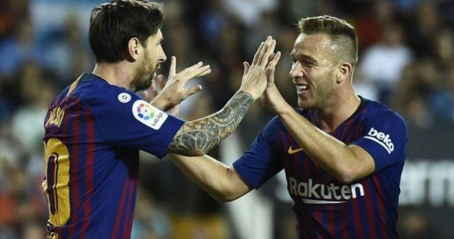 Arthur celebra un gol con Messi en el Barça / EFE