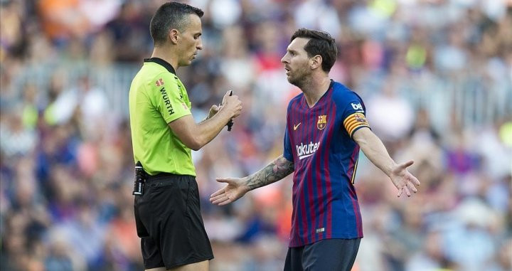 Messi, protestando una acción al árbitro Carlos Latre | EFE