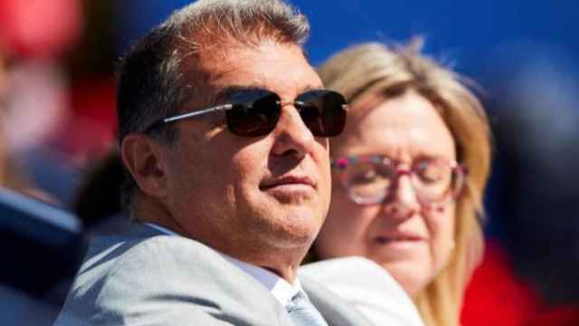 Joan Laporta, impecable con sus gafas de sol / EFE