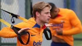 Frenkie de Jong, realizando ejercicios de fuerza, en un entrenamiento del Barça / FCB