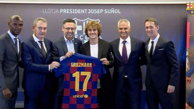 Una foto de Antoine Griezmann junto a Josep Maria Bartomeu y el resto de directivos y dirección deportiva en su presentación / FCB