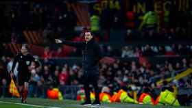 Xavi da indicaciones a sus jugadores en Old Trafford / FCB