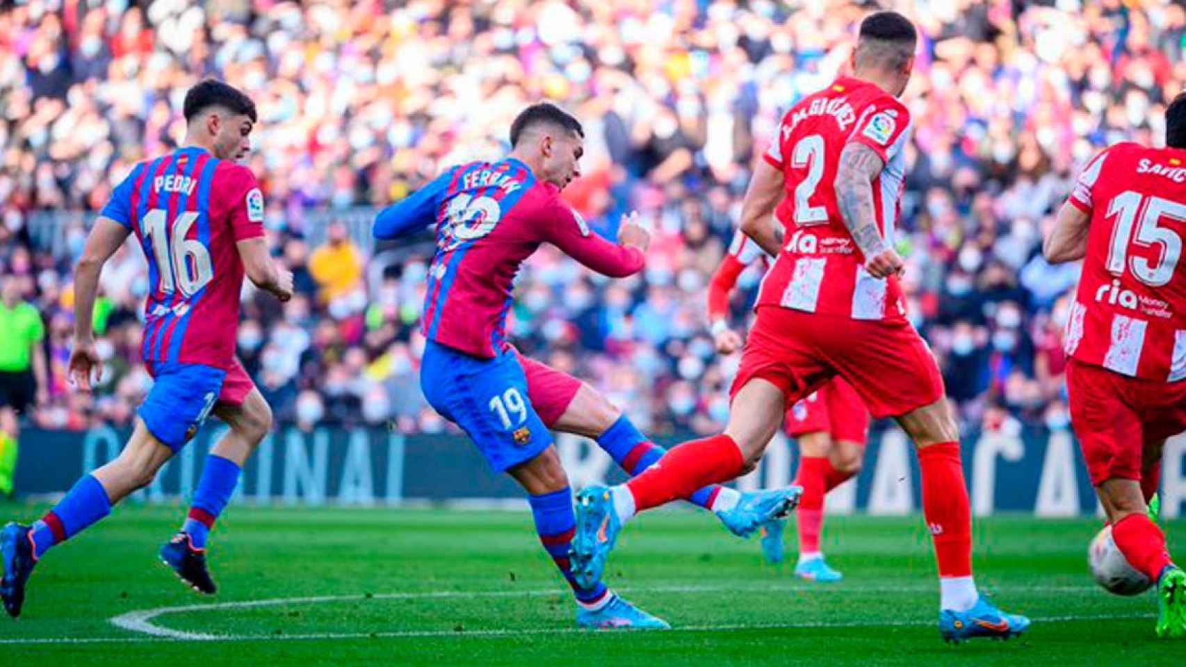 Ferrán Torres dispara a portería ante el Atlético / FCB