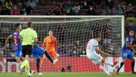 Imagen del gol de Muller contra el Barça en el Camp Nou / EFE
