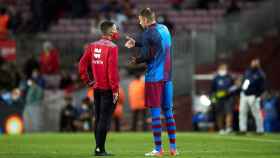 La charla de Gerard Piqué con el cuarto árbitro, en el Barça Granada / EFE
