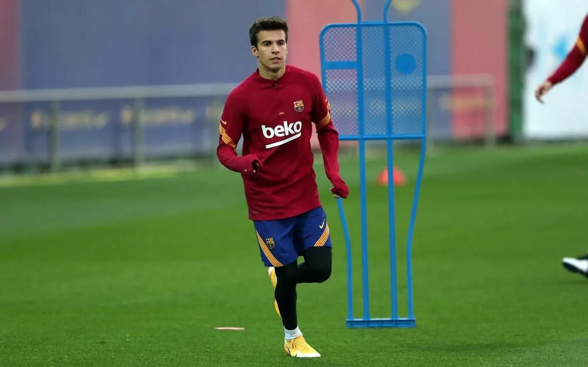 Riqui Puig en un entrenamiento del Barça / EFE