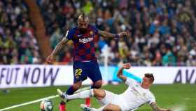 Arturo Vidal, obstaculizado por Toni Kroos en el Real Madrid-Barça | FCB