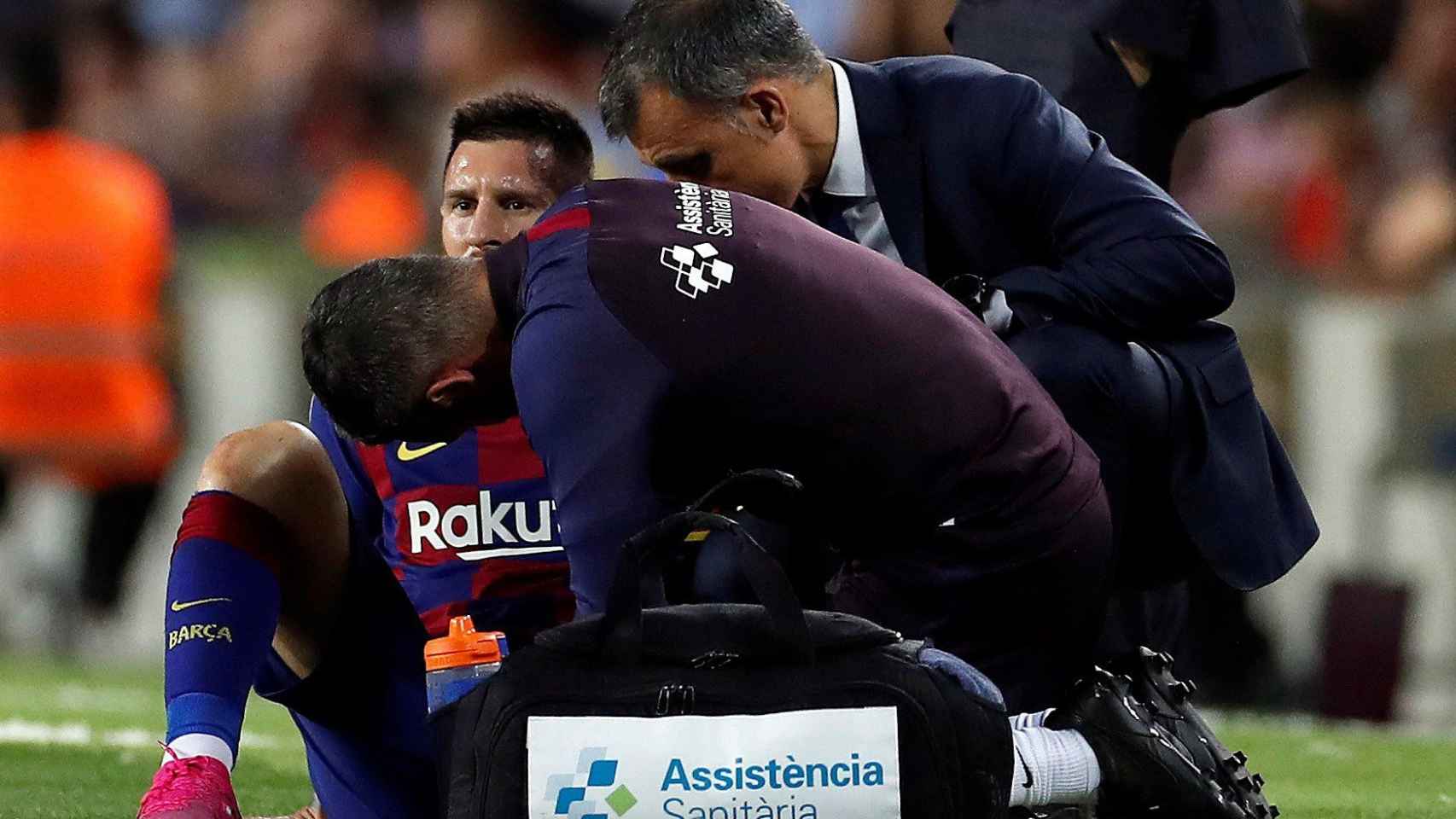 Messi siendo atendido en la banda durante el Barça-Villarreal / EFE