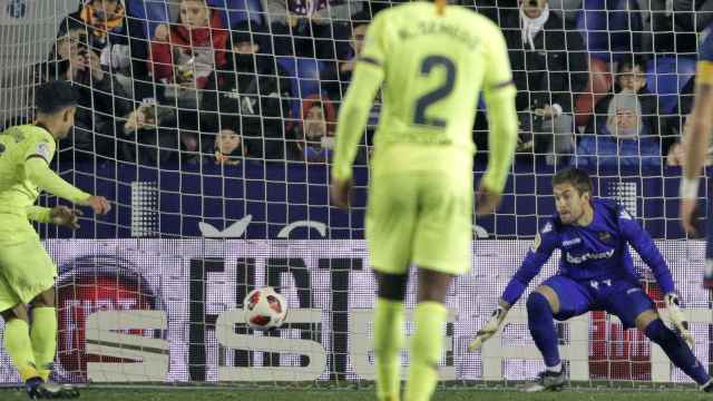 Coutinho marcando el penalti ante el Levante / EFE