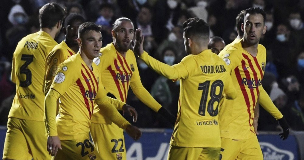 El Barça celebra su triunfo en el estadio del Linares / EFE