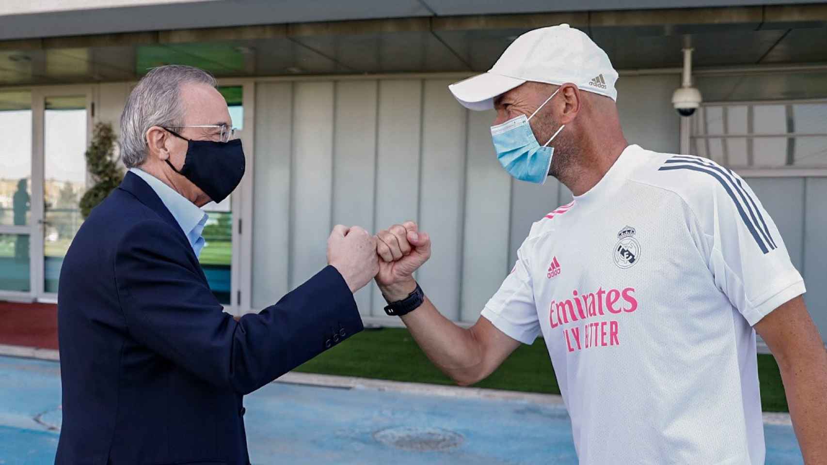 Zinedine Zidane saludando a Florentino Pérez /REAL MADRID CF