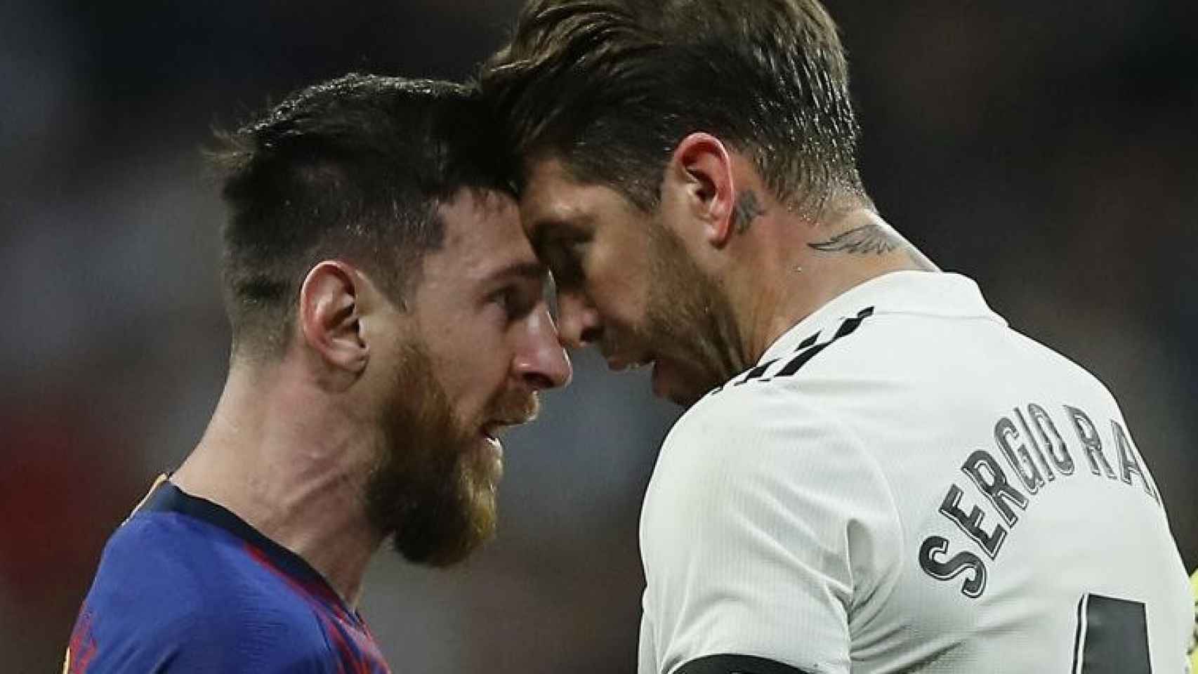 Messi y Sergio Ramos se enganchan en un Barça-Real Madrid / EFE