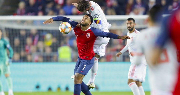 Ramos disputa un balón con Joshua King / EFE