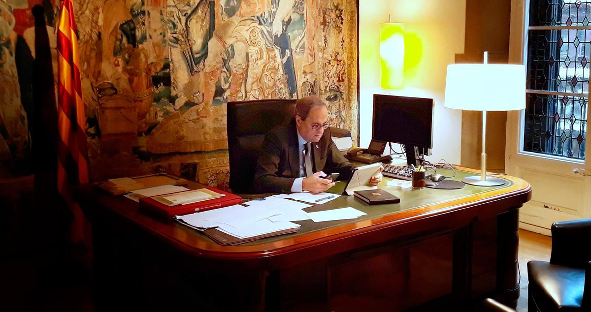 El presidente de la Generalitat, Quim Torra, solo, en su despacho / EP