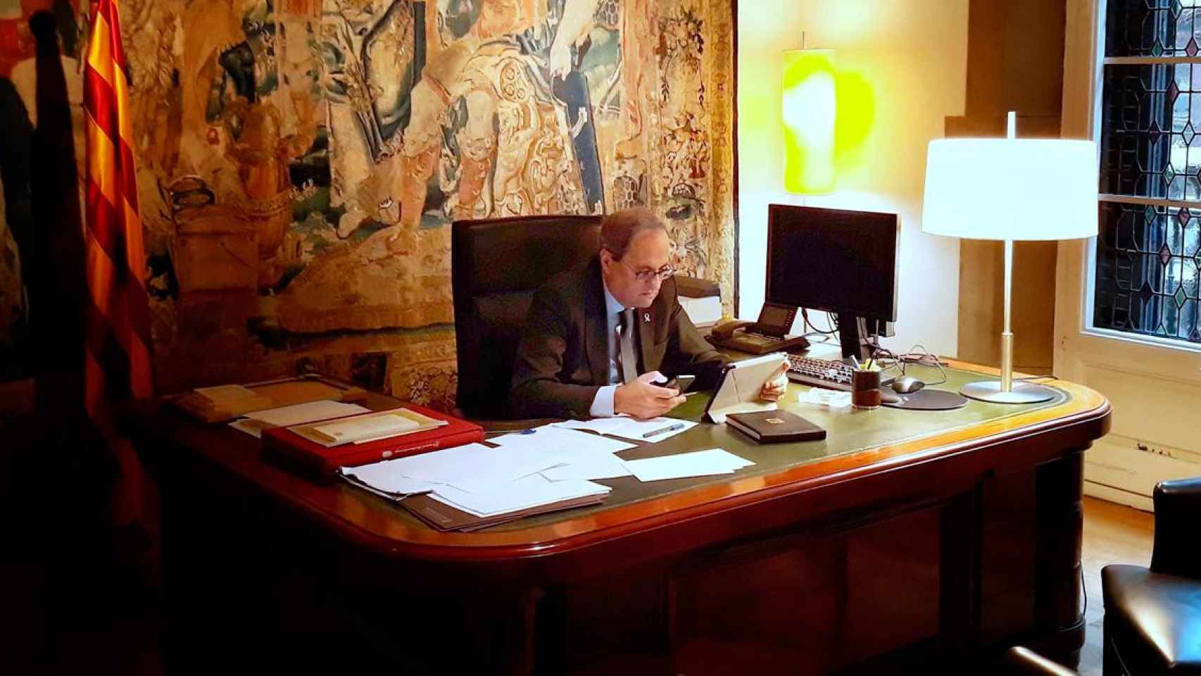 El presidente de la Generalitat, Quim Torra, solo, en su despacho / EP