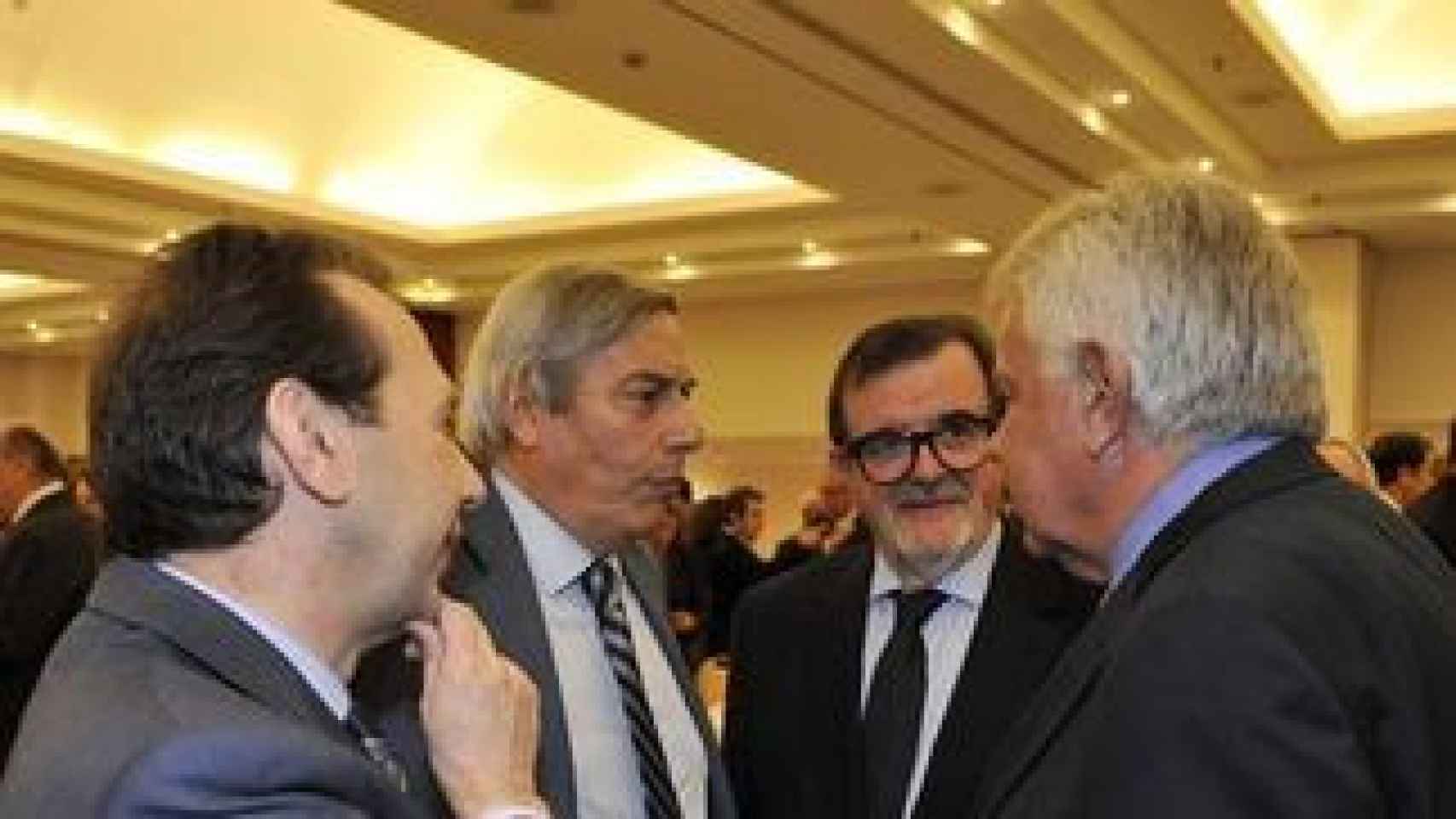 Jose Aureliano Recio, segundo por la izquierda, conversa con Felipe González en presencia de José Rodriguez de la Borbolla y José Antonio Carrizosa