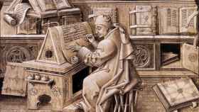 Un escribano medieval traduciendo un libro