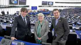 Los eurodiputados y dirigentes del 'procés' Carles Puigdemont, Toni Comín y Clara Ponsatí en la Eurocámara / EP