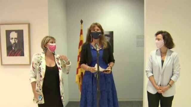 Laura Borràs (c) con Alba Vergès (i) y Eva Granados (d) en una rueda de prensa posterior a la reunión de la Mesa del Parlament