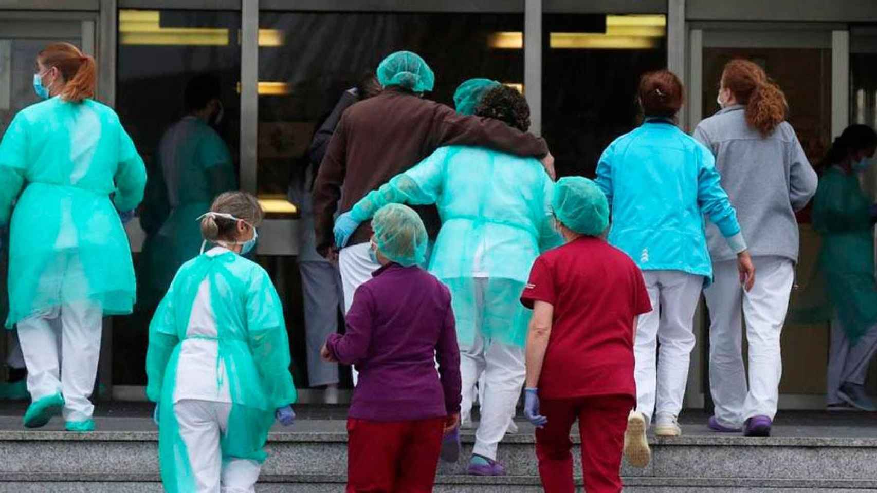 Sanitarias entrando en un hospital público durante la pandemia, donde el protocolo de vacunación deja de lado a las limpiadoras. Sanitarios / EFE