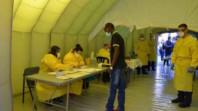 Temporeros realizándose una prueba PCR en Lleida / EP