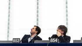 Carles Puigdemont (d) y Toni Comín (i) en su estreno en el Parlamento europeo / EFE