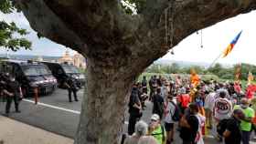 Manifestantes independentistas protestando por la visita de los reyes al monasterio de Poblet / EFE