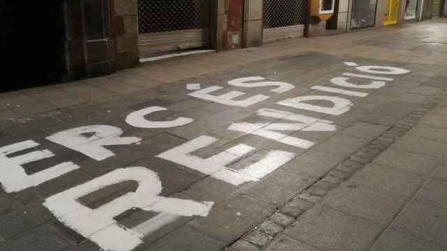 Pintada de los CDR contra ERC por su pacto con el PSOE / @VallsAdr