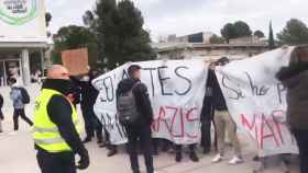 Radicales independentistas acosando una carpa de S'Ha Acabat en la Universidad Autónoma de Barcelona (UAB) / SA