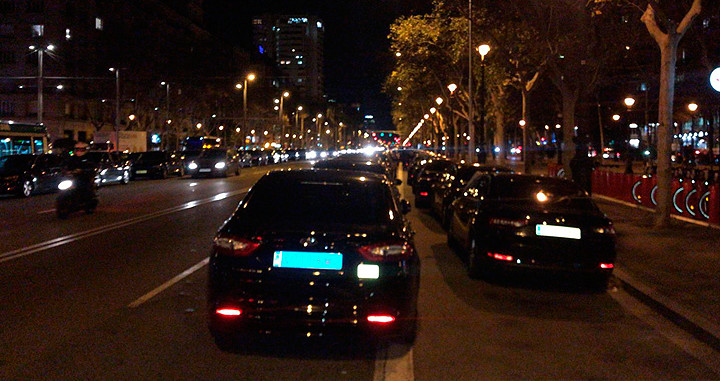 Varios coches VTC en protesta en la calle Diagonal de Barcelona / CG