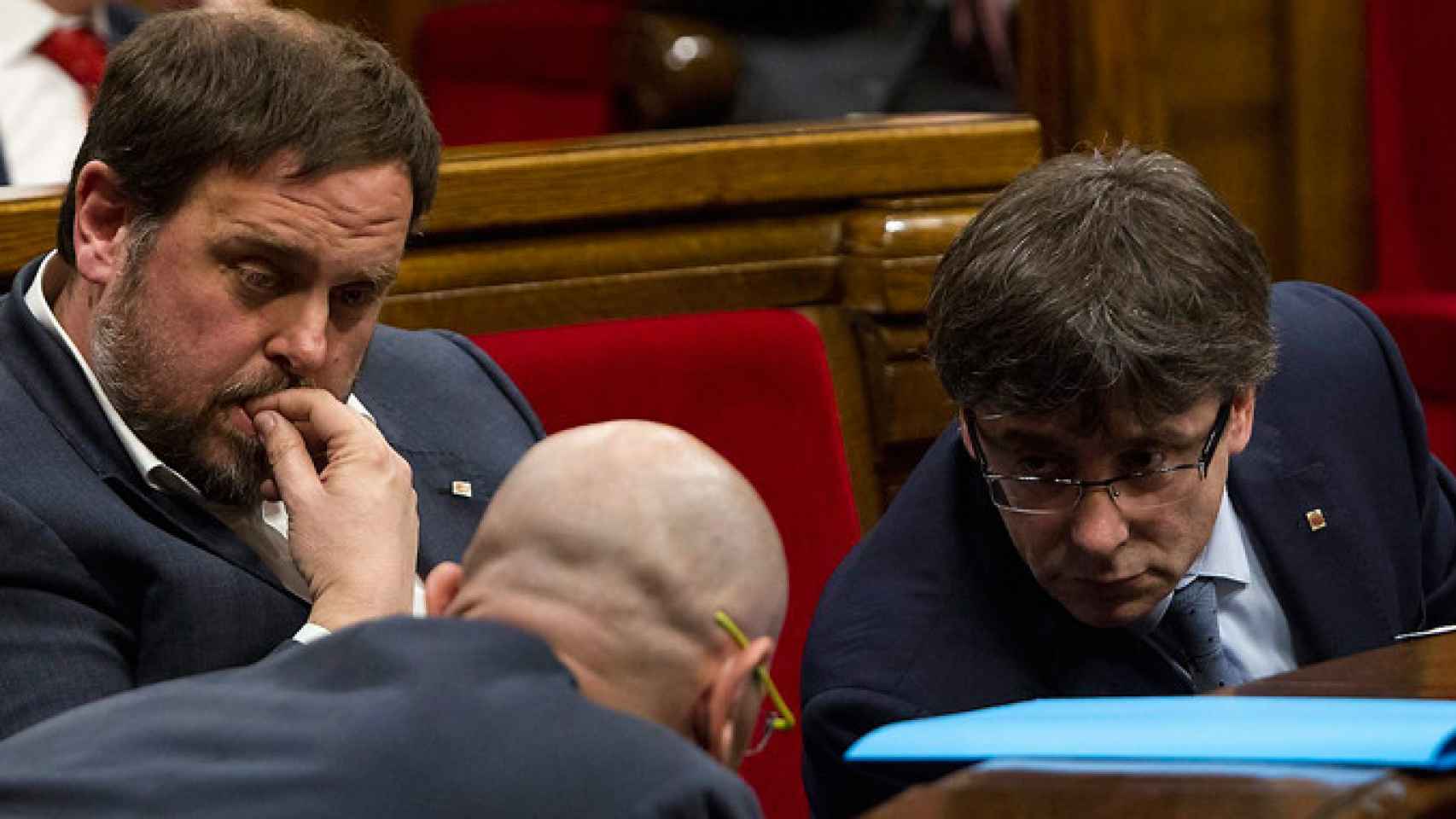 El 'expresident' Carles Puigdemont y los exconsejeros del 'Govern' en prisión Oriol Junqueras y Raül Romeva, en el Parlamento catalán / EFE