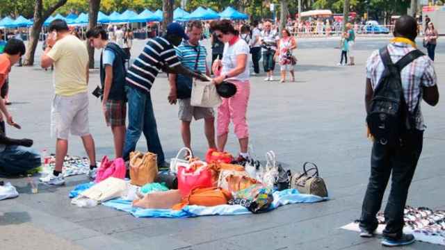 Manteros vendiendo productos en el paseo Joan de Borbó de Barcelona / CG
