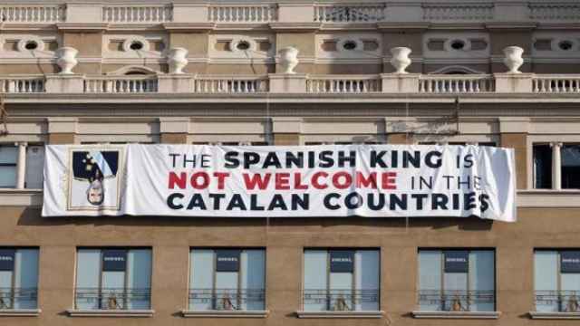 Imagen de la enorme pancarta que presidió el 17A la plaza de Cataluña de Barcelona / EFE