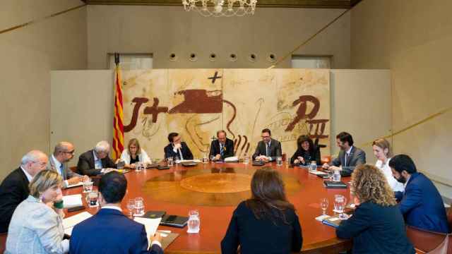 El presidente de la Generalitat, Quim Torra (c) durante los primeros momentos de la reunión semanal del ejecutivo / EFE