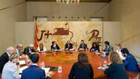 El presidente de la Generalitat, Quim Torra (c) durante los primeros momentos de la reunión semanal del ejecutivo / EFE