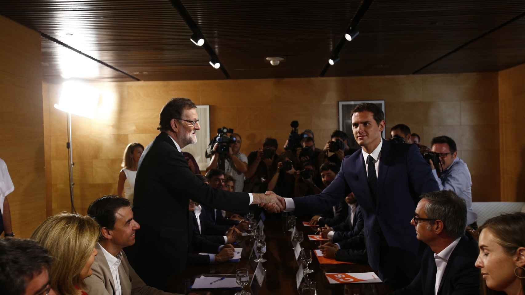 El presidente del Gobierno, Mariano Rajoy, junto al líder de Ciudadanos, Albert Rivera, durante el pacto de investidura