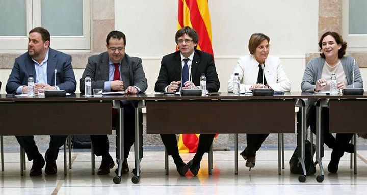 El presidente de la Generalitat, Carles Puigdemont; su vicepresidente, Oriol Junqueras; la alcaldesa de Barcelona, Ada Colau; la presidenta del Parlament, Carme Forcadell; y el coordinador del Pacto por el Referéndum, Joan Ignasi Elena