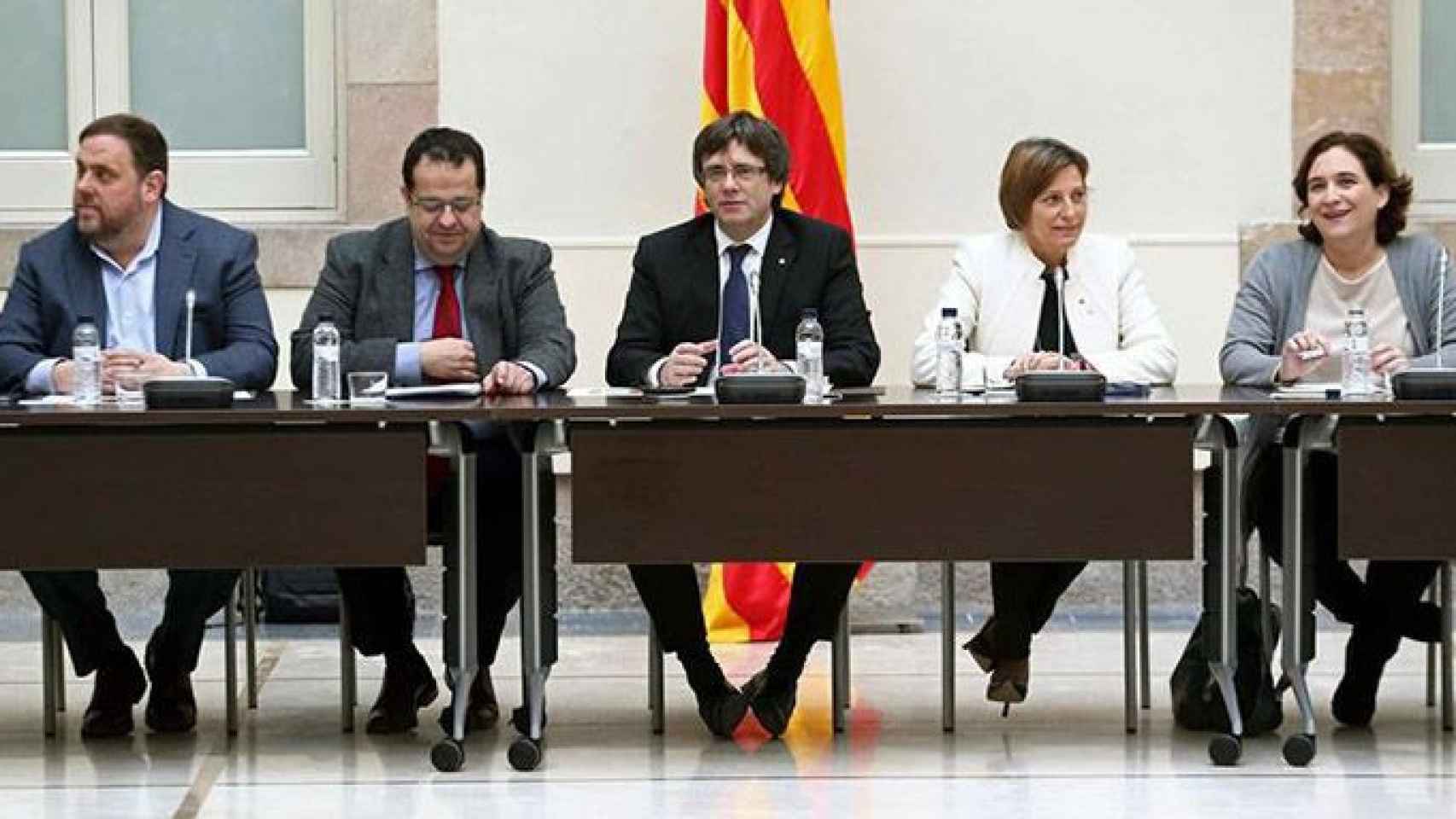 El presidente de la Generalitat, Carles Puigdemont; su vicepresidente, Oriol Junqueras; la alcaldesa de Barcelona, Ada Colau; la presidenta del Parlament, Carme Forcadell; y el coordinador del Pacto por el Referéndum, Joan Ignasi Elena