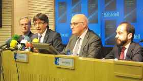 Xavier Cambra, Carles Puigdemont, Josep Oliu y Joan Safont, durante la presentación del libro 'Capitanes del comercio'.
